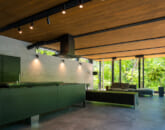 森の中の隠れ家を思わせる、開放感とプライバシーが両立するガレージ付き高級平屋。