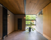 森の中の隠れ家を思わせる、開放感とプライバシーが両立するガレージ付き高級平屋。