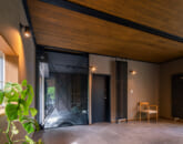 森の中の隠れ家を思わせる、開放感とプライバシーが両立するガレージ付き高級平屋。