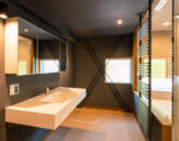 森の中の隠れ家を思わせる、開放感とプライバシーが両立するガレージ付き高級平屋。