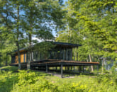 森の中の隠れ家を思わせる、開放感とプライバシーが両立するガレージ付き高級平屋。