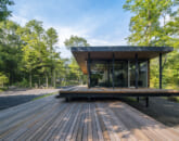 森の中の隠れ家を思わせる、開放感とプライバシーが両立するガレージ付き高級平屋。